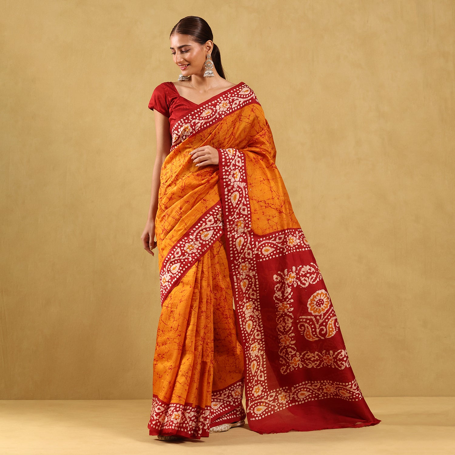 खादी प्रिंटेड साड़ी (पूरी साड़ी पर) बाटिक फैंसी डिज़ाइन