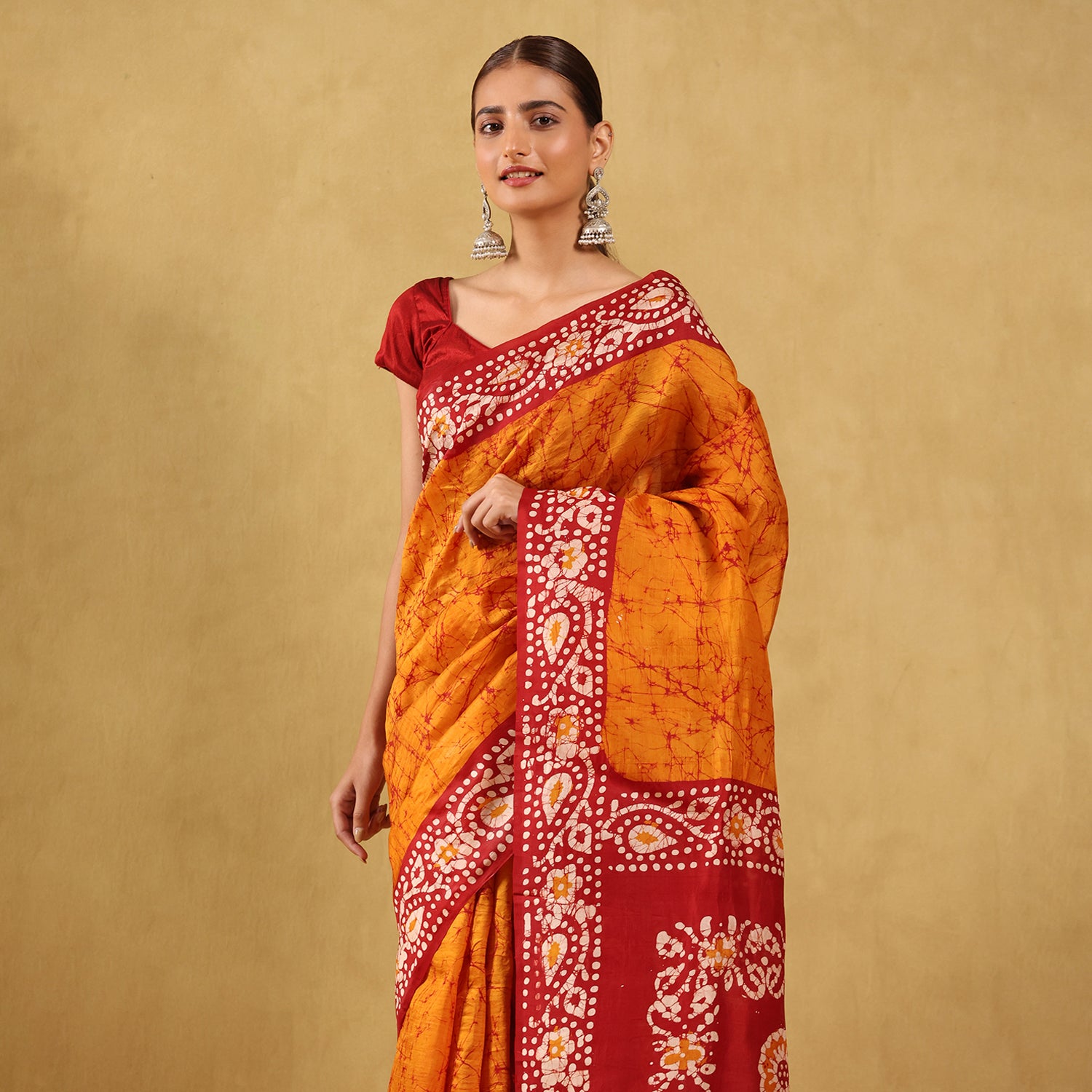 खादी प्रिंटेड साड़ी (पूरी साड़ी पर) बाटिक फैंसी डिज़ाइन